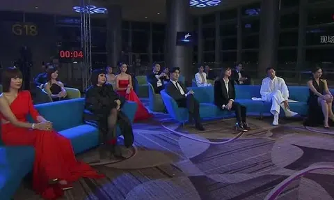 新传媒艺人入座观礼时，都有保持一米以上的社交安全距离，惟录影全程都以“真面目”示人。（红星大奖2021）