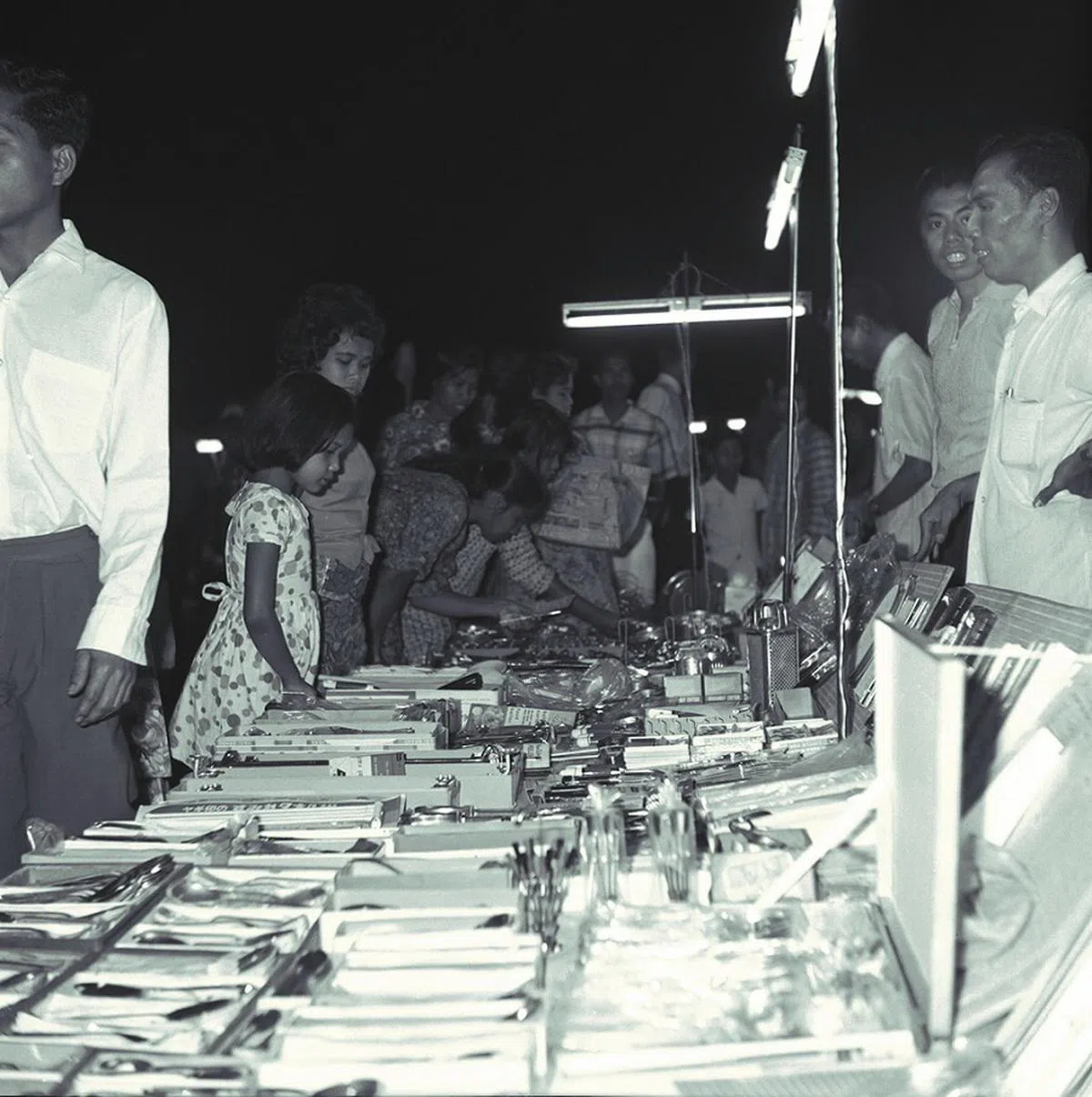 1965年在兀兰举办的夜市。（海峡时报）