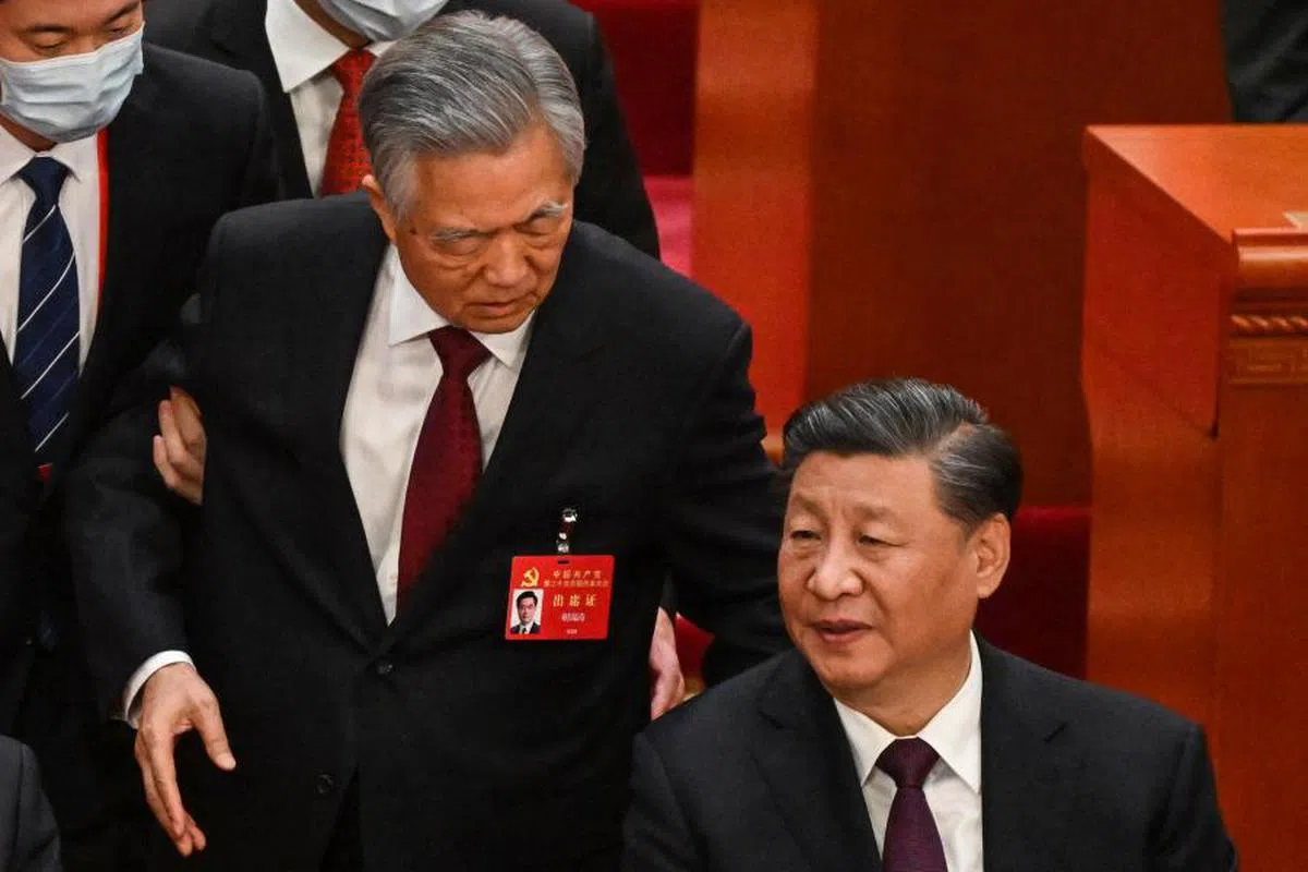 胡锦涛（左）去年在中共二十大被架离会场的画面震惊世人。（法新社）