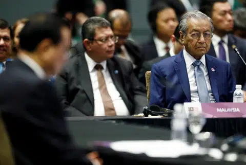 图为上月来新参加第33届亚细安峰会及系列会议的马哈迪（右一）。