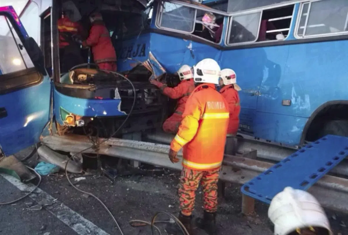  威中柔府大道今晨两辆工厂巴士相撞，8死44伤。（东方日报） 