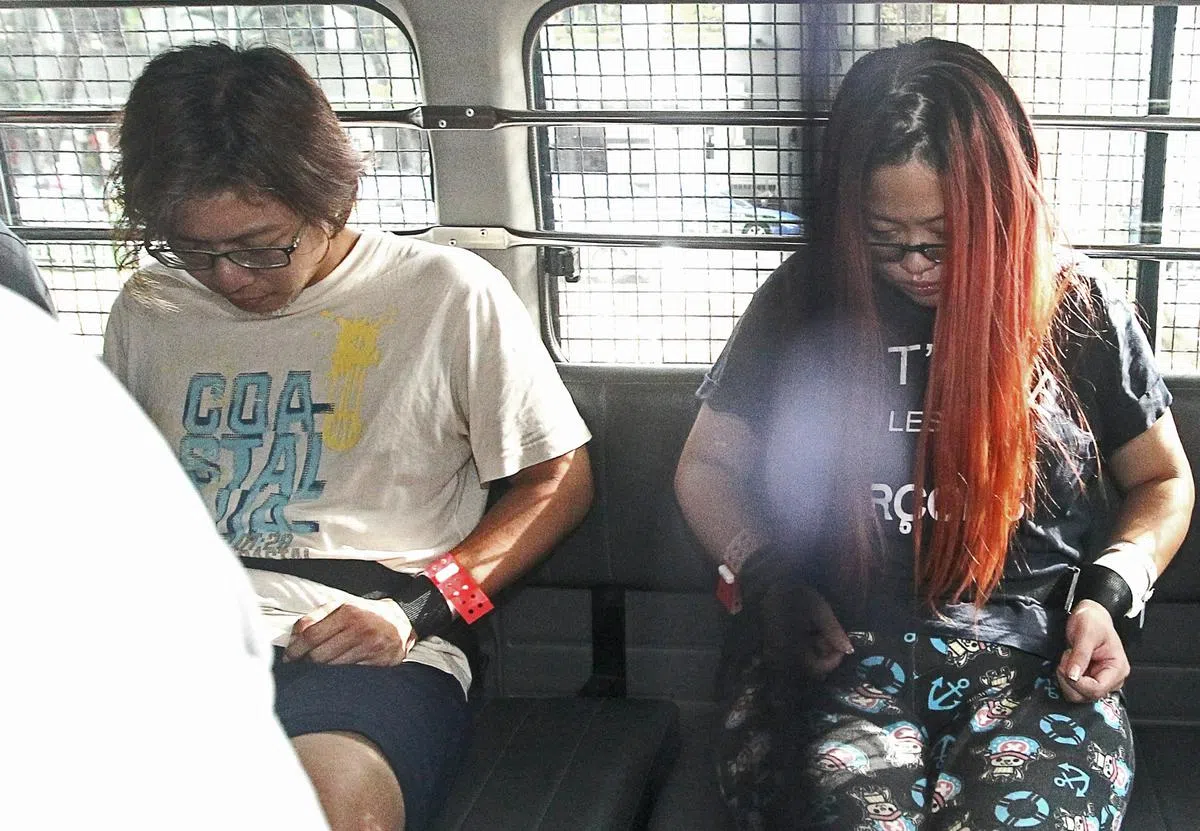  潘学泉（左）和陈惠珍（右）施酷刑虐死低智商“妹妹”余玉莲，男被告被判坐牢14年鞭14下，女被告被判坐牢16年半。网络舆论认为，法官判得太轻。（联合晚报） 