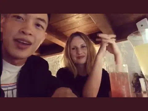 新加坡Beatbox达人Dharni（左）与波兰ReginaBar餐馆女主人卡美拉一起试喝Chao Chee Bye鸡尾酒（淡黄色）与Kanina-bu鸡尾酒（粉色）。（视频截图）