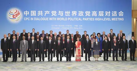 中共总书记、国家主席习近平12月1日，在北京人民大会堂出席中国共产党与世界政党高层对话会开幕式，并发表题为《携手建设更加美好的世界》的主旨讲话。这是开幕式前，习近平与外方主要嘉宾合影留念。（新华网）