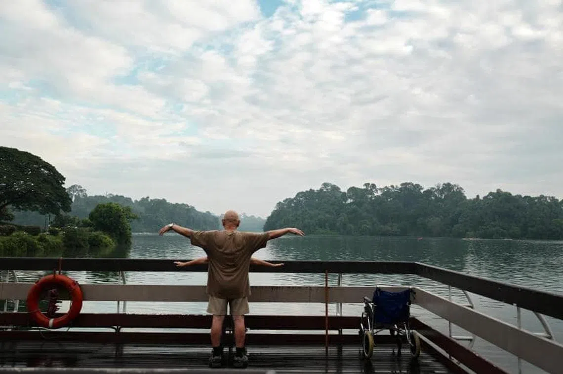 年迈夫妇开心地去蓄水池晨运，不料却...（取自《海峡时报》）