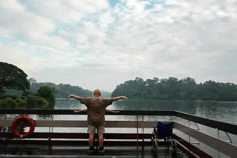 年迈夫妇开心地去蓄水池晨运，不料却...（取自《海峡时报》）