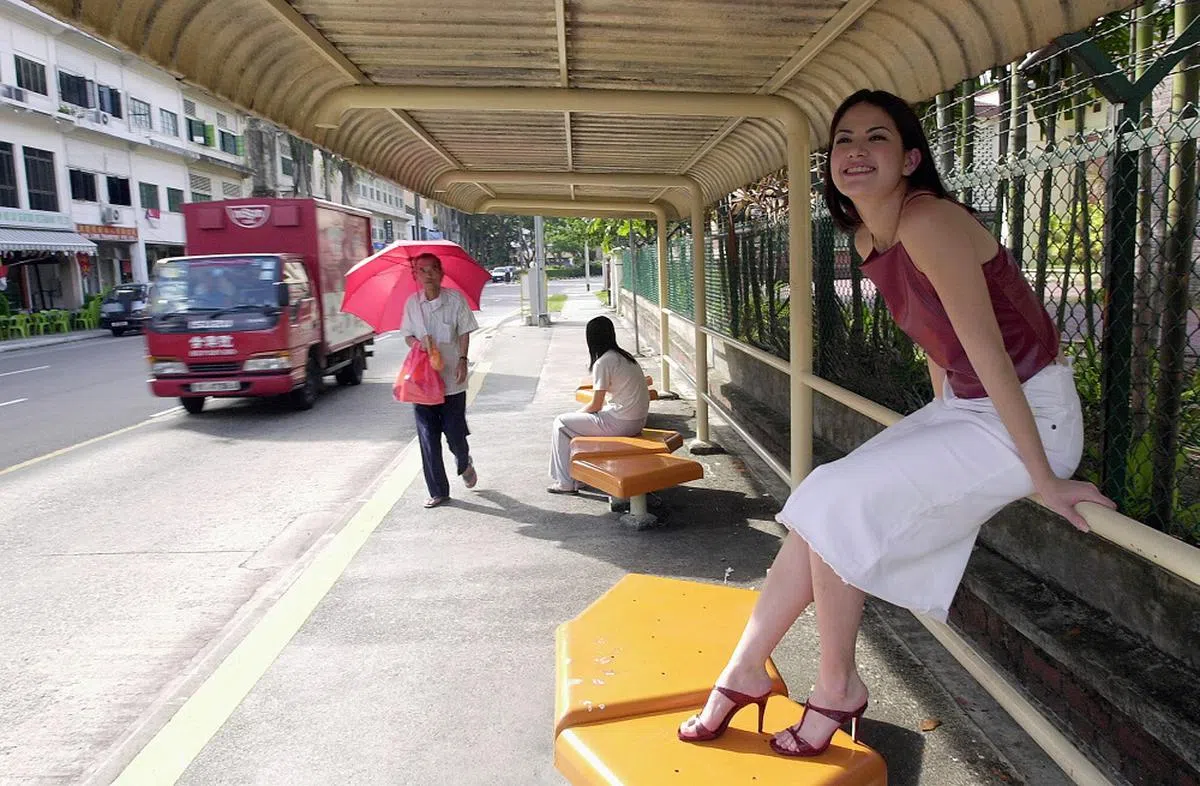 90年代建造的巴士站设有栏杆，必要时也可充作“座位”。（海峡时报）