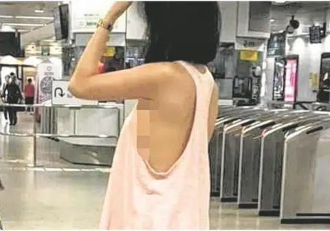 这名自称是菲律宾模特儿的女子装扮清凉，照片被挂上网后一度引发热议。（联合早报）