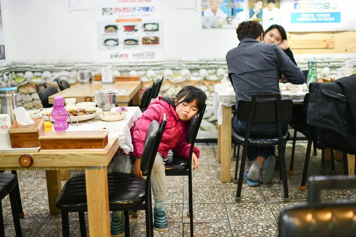  韩国之旅：我的圣诞节情人睡着了。 