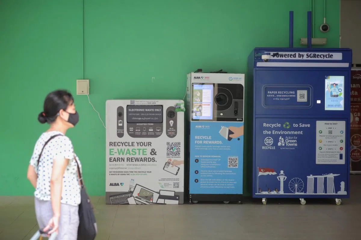 新加坡组屋区常见的回收机，可回收纸张和电子垃圾等。（海峡时报）