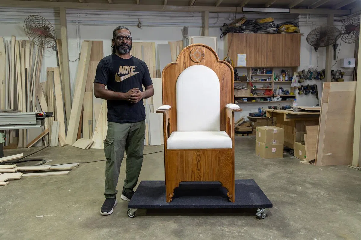 木匠戈温哈拉把这张为教宗方济各特别定制的座椅昵称为“爸爸的椅子”。（联合早报）