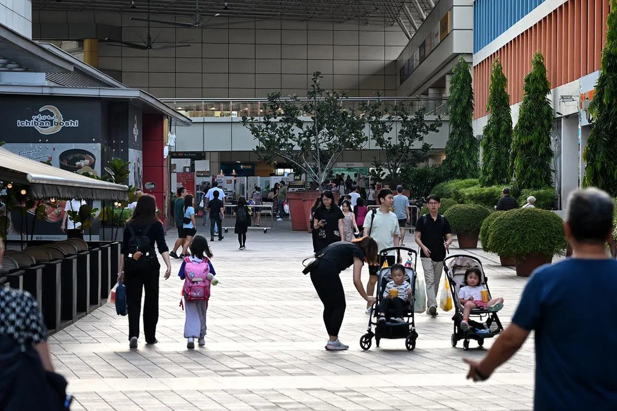 分析师认为，年轻家庭很可能在2025年财政预算案的各项措施下受惠。（海峡时报）