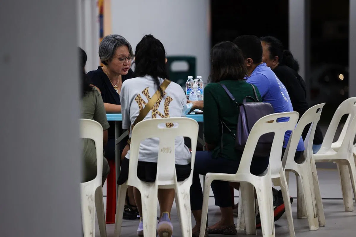 工人党主席、阿裕尼集选区议员林瑞莲（面对镜头者）9日晚上如常接见选民。她通过助理告诉记者，不愿就上诉庭裁决发表进一步看法。（联合早报）