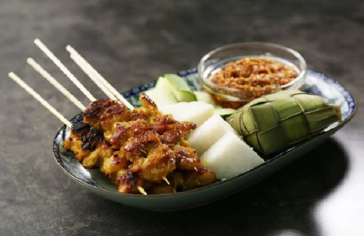  沙爹拼盘：“骨肉相连”也得有足够脂肪来滋润才能变得更美味，而脂肪恰恰是朗哥和金弟不缺的东西，也是关系的润滑剂。（互联网） 