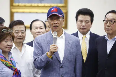 台湾企业家郭台铭今天在国民党中央党部正式宣布，参选2020年台湾总统选举。但他坚持不接受党内征召，一定要经过党内初选程序。（彭博社）