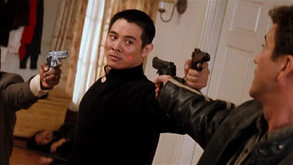  李连杰在1998年的《致命武器4》当中演反派，最终在戏里被不谙武术的主角Mel Gibson和Danny Glover击毙。（互联网） 