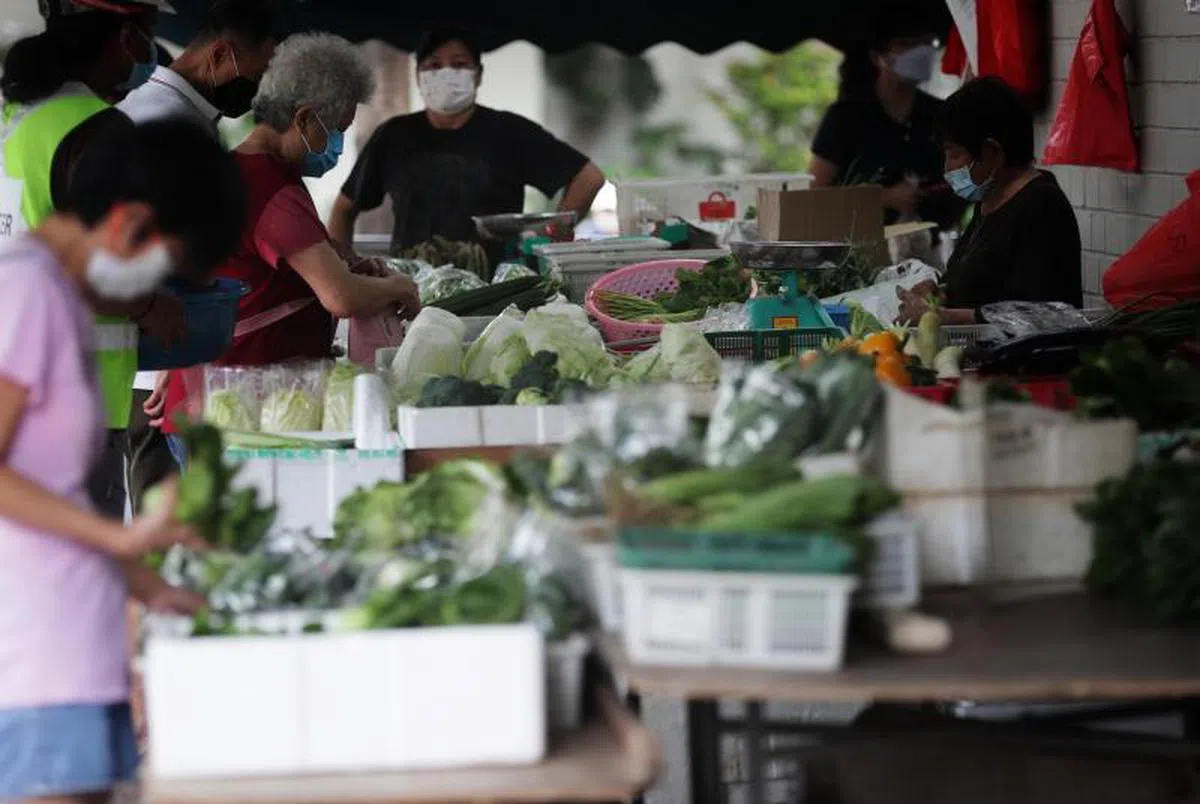 消费税尚未调涨，本地民众就已深受物价上涨之苦。（海峡时报）