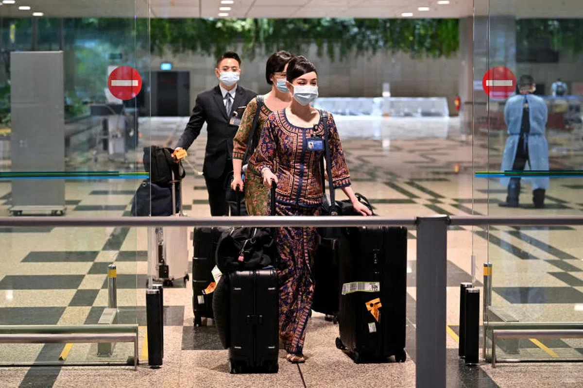 抵达樟宜机场第三搭客大厦的新航空服人员。（海峡时报）