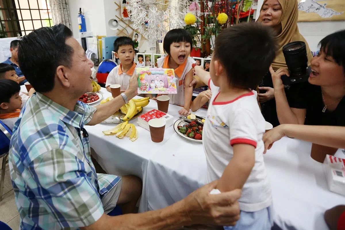 2019年凝聚家庭理事会于儿童节期间在新加坡全岛举办“欢庆祖父母节”活动。（联合早报）