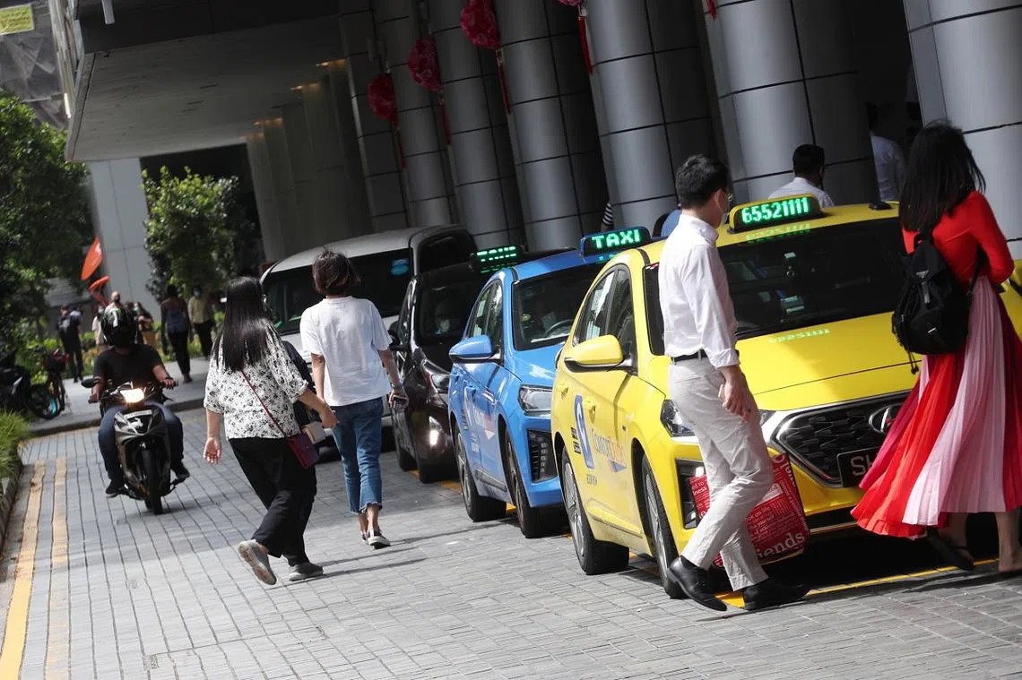 调查显示，德士和电召车服务的乘客满意度下滑。（海峡时报）
