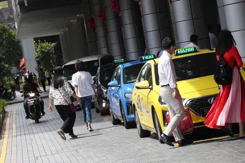 调查显示，德士和电召车服务的乘客满意度下滑。（海峡时报）