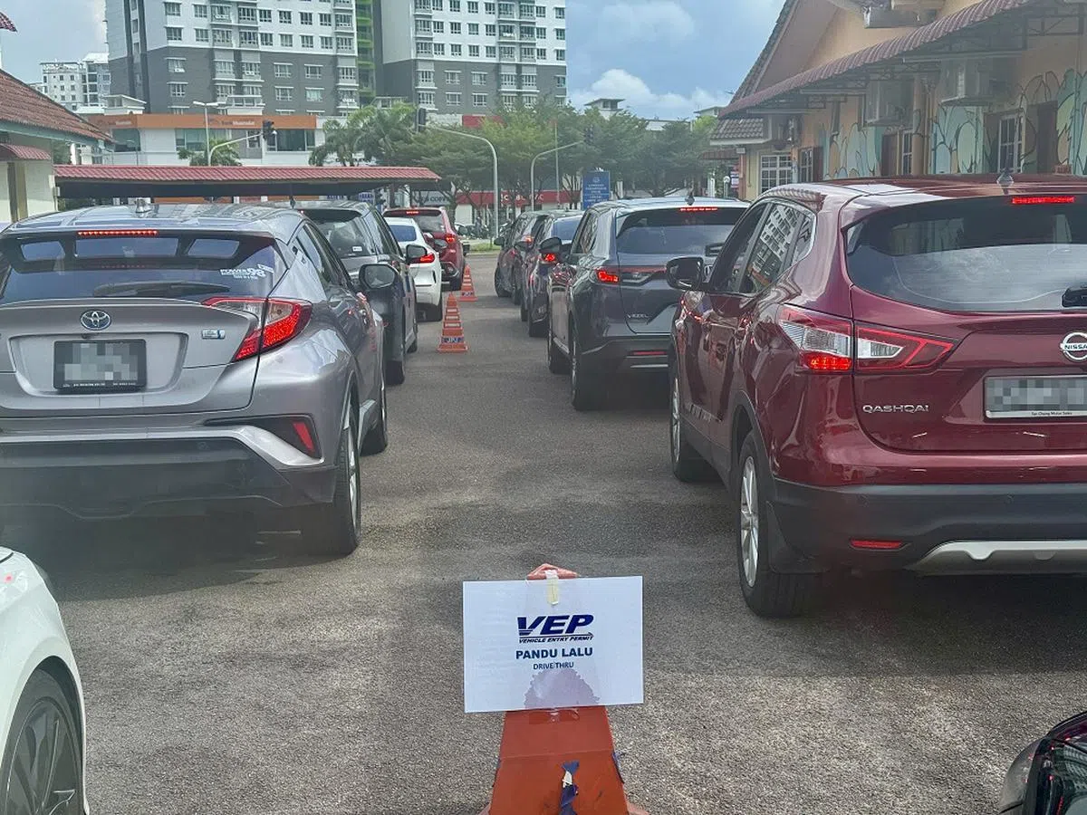 等待处理VEP事宜的新加坡车辆。（联合早报）