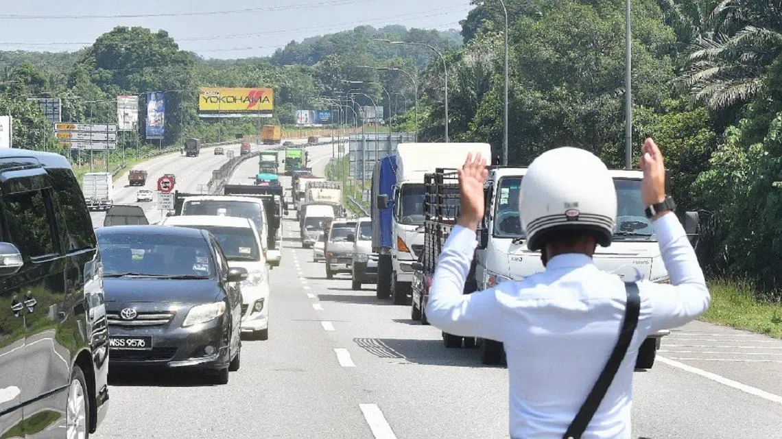 马国许多民众都希望回乡过开斋节，交警在各主要大道设路检，确保没有人“偷渡”回乡。（东方日报）