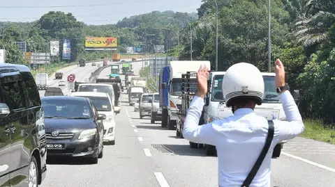马国许多民众都希望回乡过开斋节，交警在各主要大道设路检，确保没有人“偷渡”回乡。（东方日报）