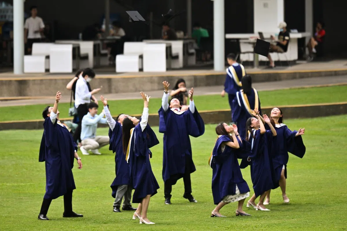 大学毕业生想找工作，不妨先站在雇主立场去了解需求，再客制化一份简历。（海峡时报）