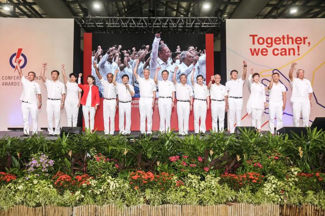 人民行动党新一届中央执行委员会，左起为维文医生（外交部长）、王乙康（教育部长）、英兰妮（总理公署部长兼财政部及教育部第二部长）、傅海燕（文化、社区及青年部长）、尚穆根（内政部长兼律政部长）、秘书长李显龙总理、陈振声（贸工部长）、颜金勇（卫生部长）、王瑞杰（财政部长）、马善高（环境及水源部长）、黄志明（总理公署部长、全国职工总会秘书长）、杨莉明（人力部长）、陈川仁（国会议长）以及黄永宏医生（国防部长）。（联合早报）