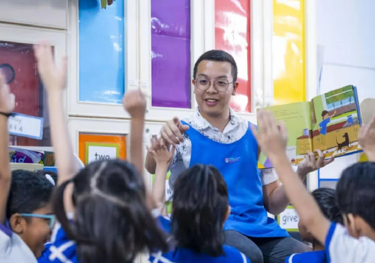 看惯了女教师，男教师的加入让孩子们感到既新鲜又兴奋。（Little Footprints Preschool）