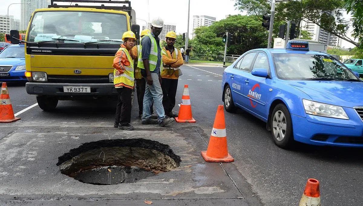 金文泰路曾出现深达3米的路坑。（海峡时报）