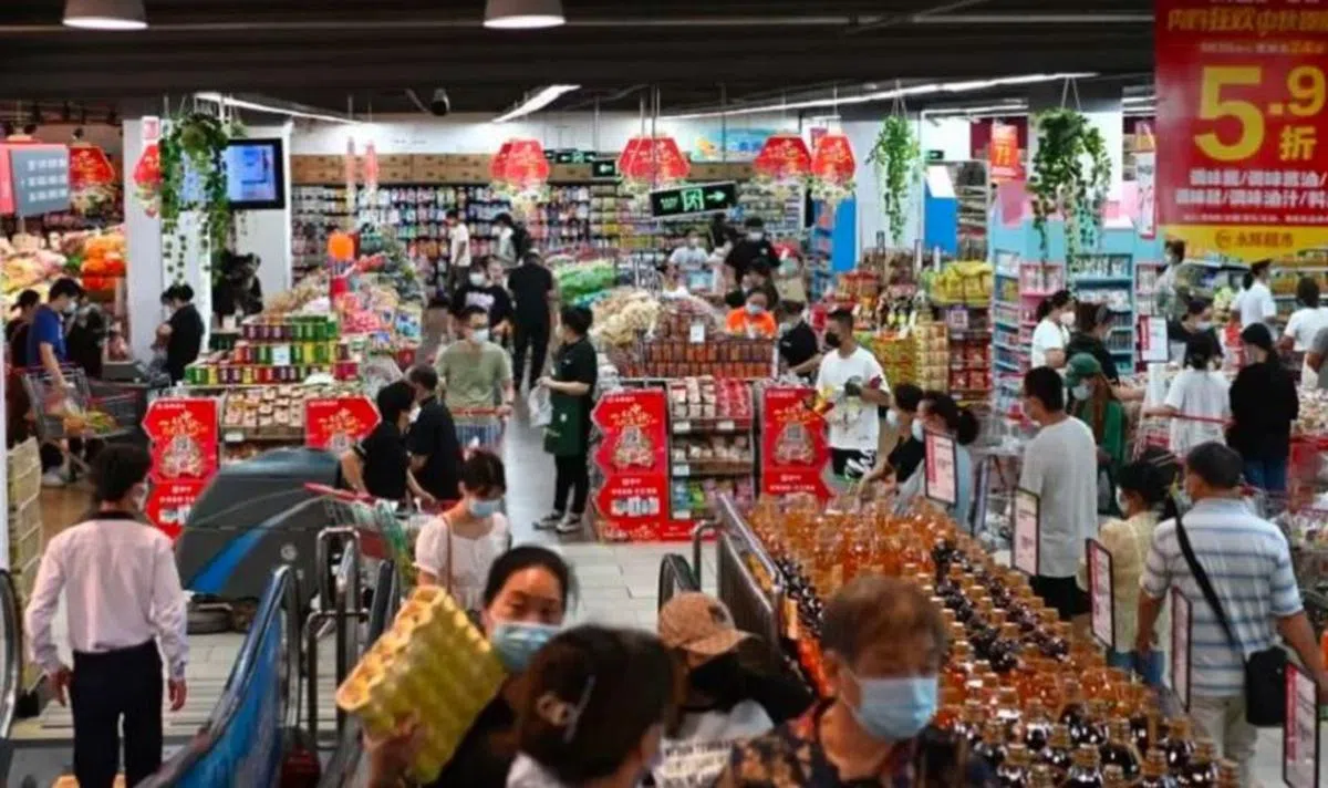 成都9月1日起实施全体居民“原则居家”，图为市民到超市大量购买食物和日用品。（Getty Images）