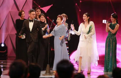 金银姬走上台后，对自己获选“十大最受欢迎女艺人”的不可置信尽写在脸上。（联合早报）