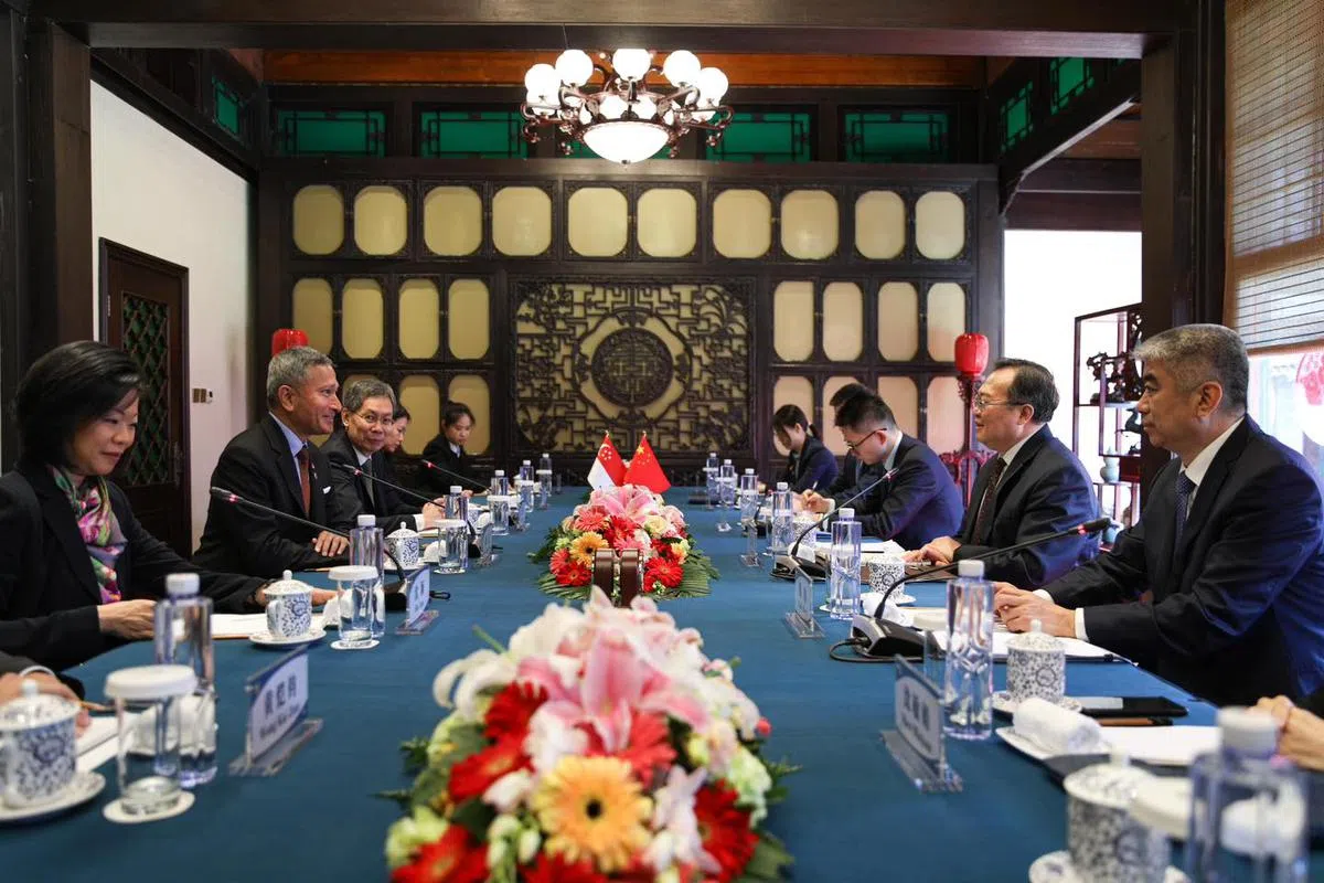 中共中央对外联络部部长刘建超（右二）在鼓楼附近的一个四合院餐厅接待维文（左二）、沈颖（左一）和吕德耀（左三）等人。（维文脸书）