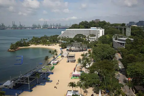 圣淘沙著名的西乐索（Siloso）海滩去年底是元旦倒数活动的场所之一，平日也有酒店住客和游客到访。（海峡时报）