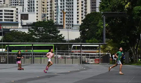 孩童在户外奔跑和骑踏板车。（海峡时报）
