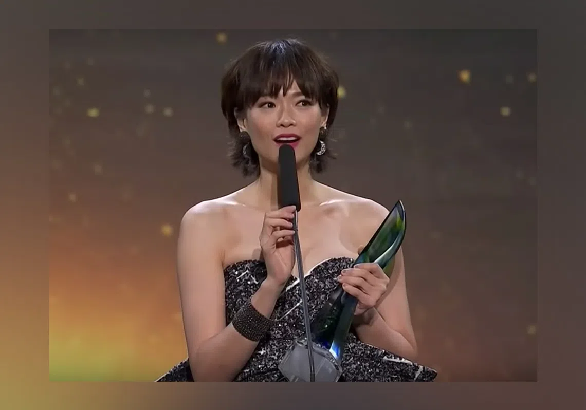 陈凤玲领奖的晚服被网民笑说穿了一身垃圾袋上台。（曾庆祥制图）