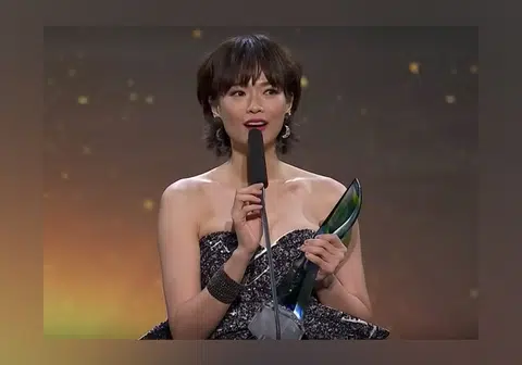 陈凤玲领奖的晚服被网民笑说穿了一身垃圾袋上台。（曾庆祥制图）