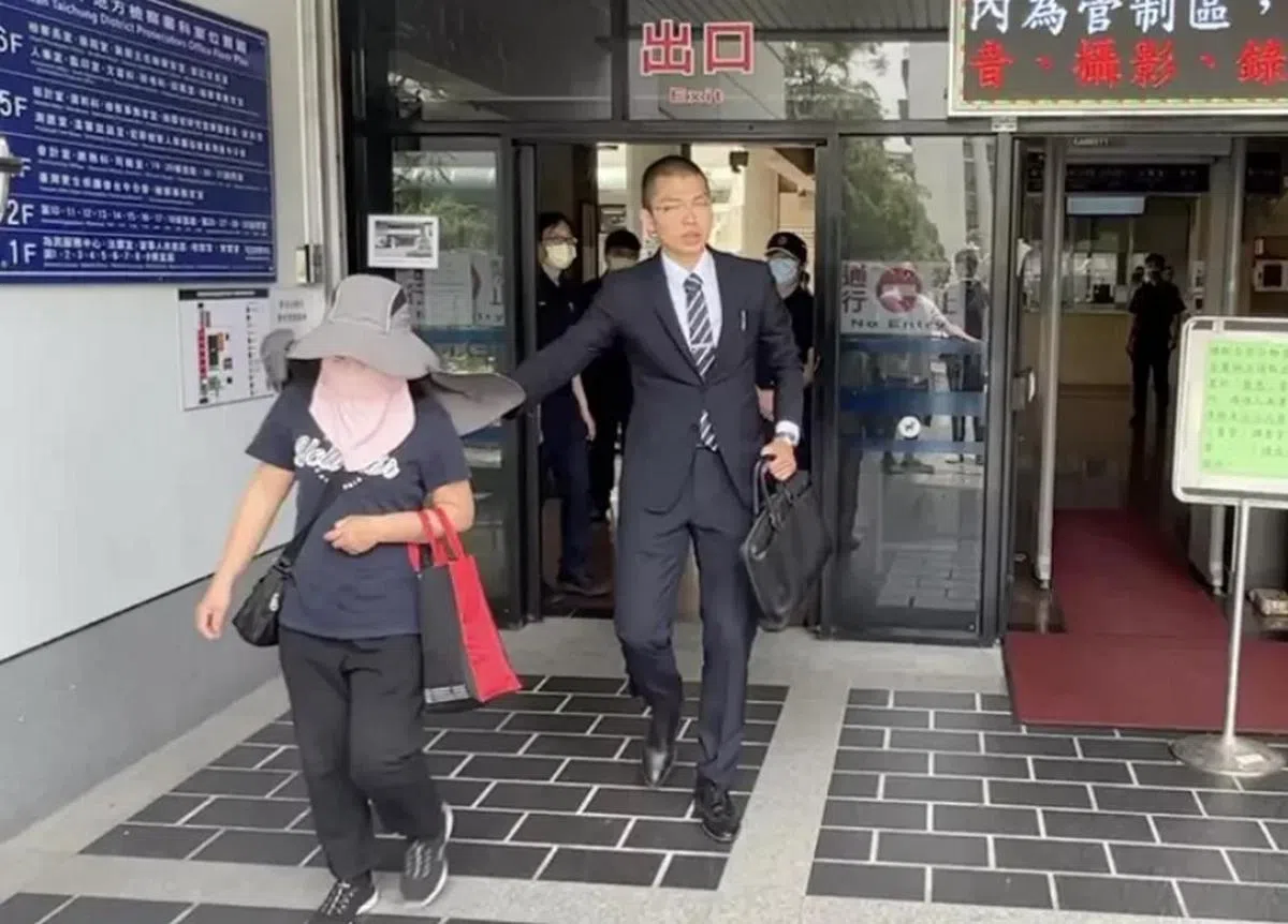 赖妈妈（左）在律师陪同下，接受检察官审问。（台湾联合新闻网）