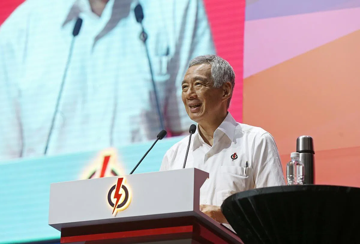  李显龙总理强调，应从收入差距、社会流动性及社会融合三个方面入手来强化国民团结。（海峡时报） 