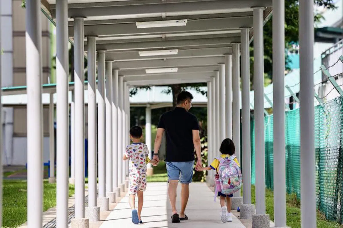 不是的父母，子女还应该尽孝吗？图为开学第一天。（联合早报）