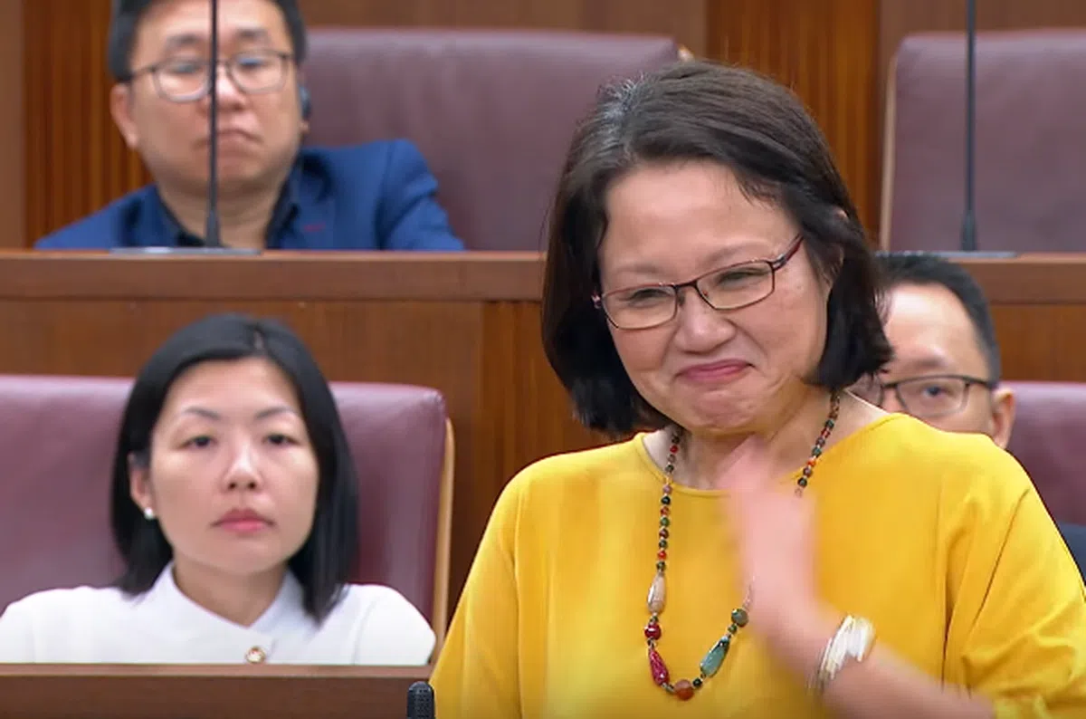  林瑞莲在说完后，还拨了拨头发。（Gov.sg视频截图） 