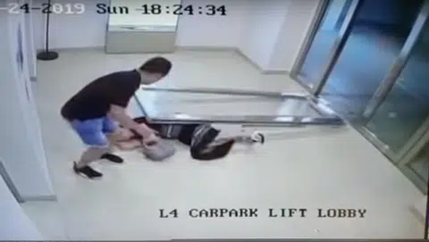 虽然女子伤势严重，但目前情况已稳定。（视频截图）