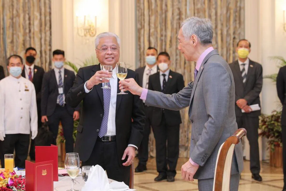 依斯迈沙比里（左）官访我国时曾向总理李显龙（右）提到重新探讨新隆高铁的可能性。（通讯及新闻部）