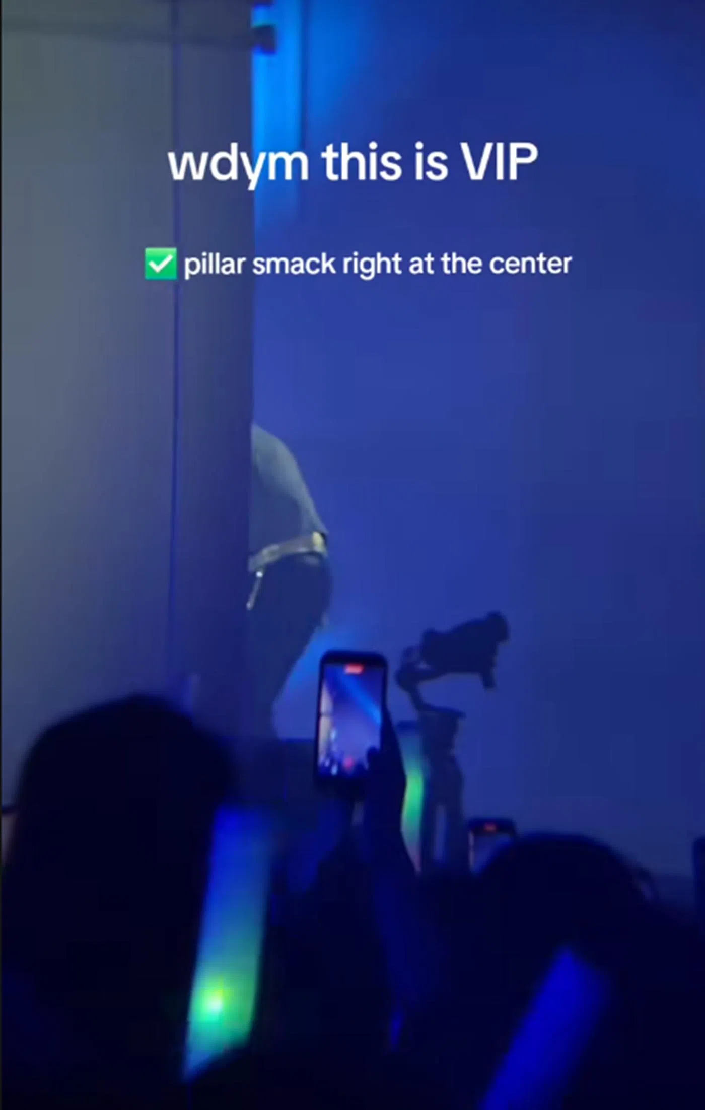 刘宪华走着走着就被柱子“吃”掉。