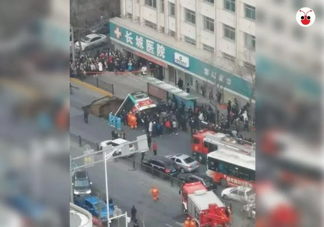 多名乘客和一辆巴士落入坑中。（陈姿潓制图）