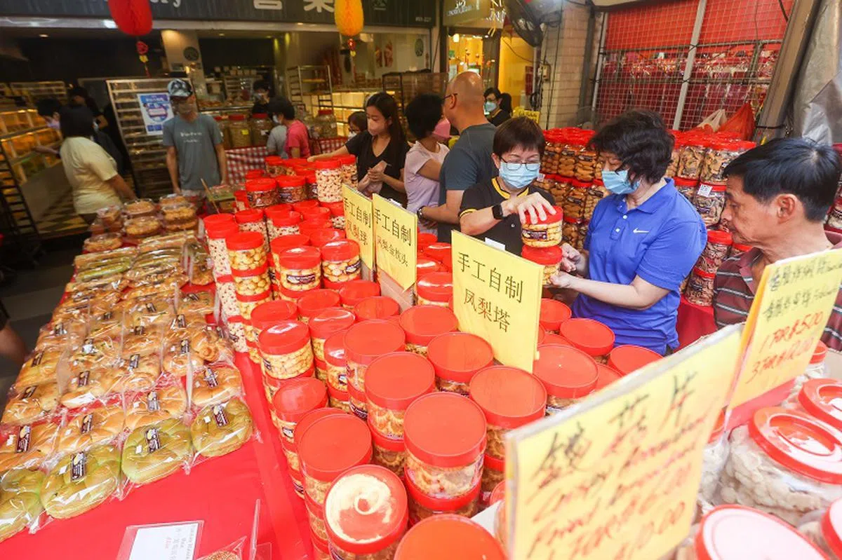 新春佳节年货琳琅满目，想吃又得节制，避免遭亲戚上下打量对身材做出评价。（联合早报）