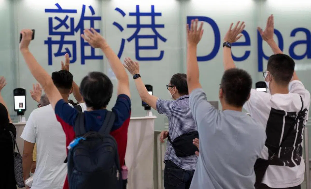 官方数据显示，仍有一定数量的港人持续透过BNO签证计划移居英国。（南华早报）