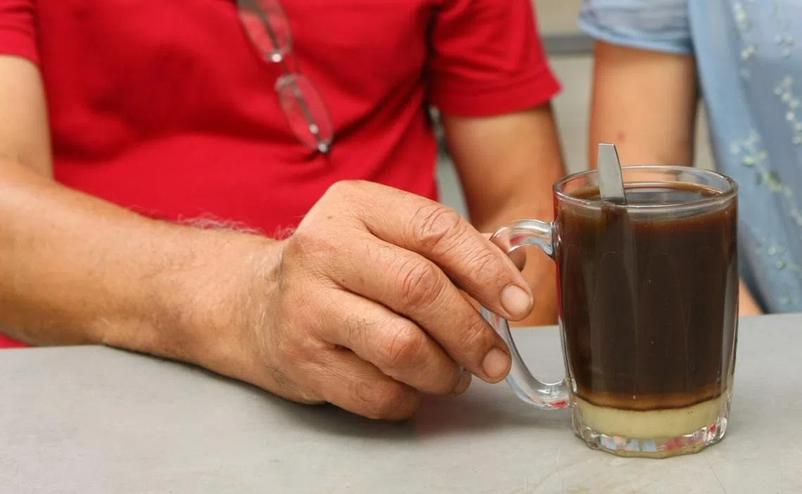 调查发现，超过半数的新加坡人每天会喝一到两杯咖啡。（联合晚报档案照片）